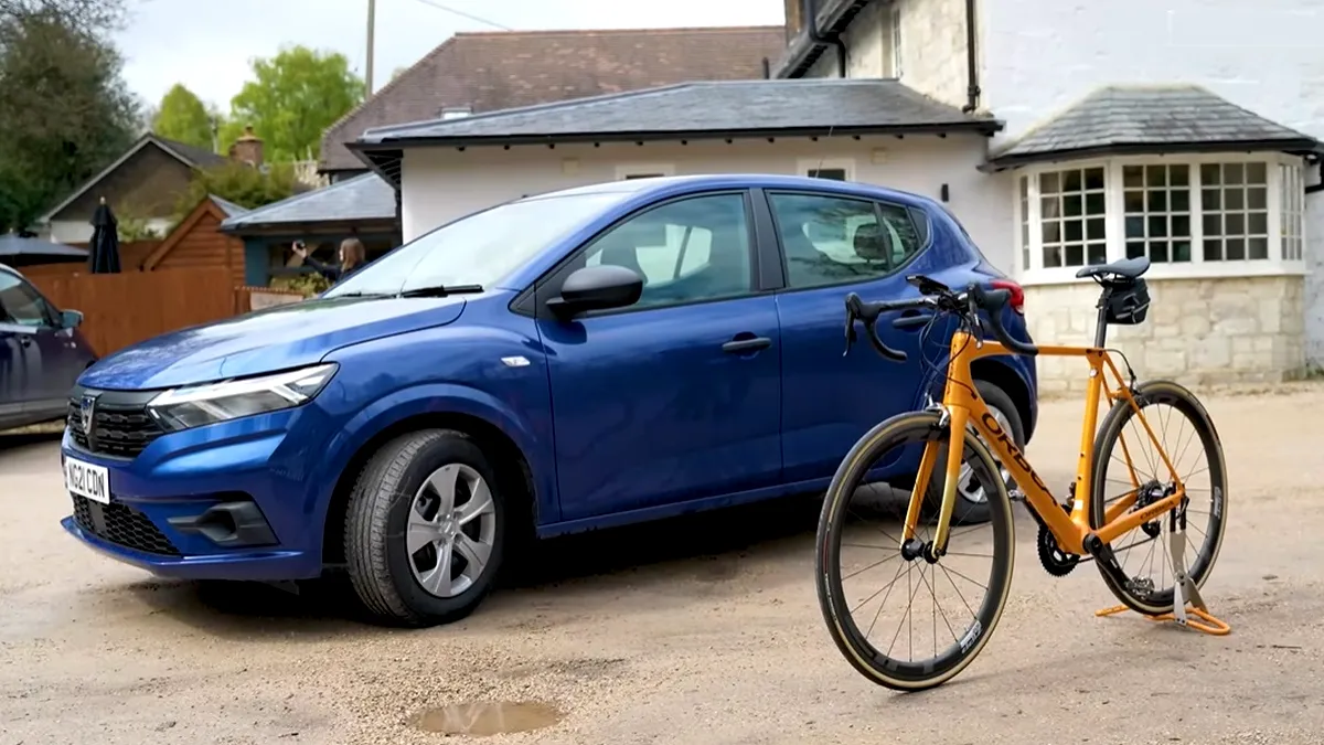 Dacia Sandero versus bicicletă. Care e mai tare? James May decide