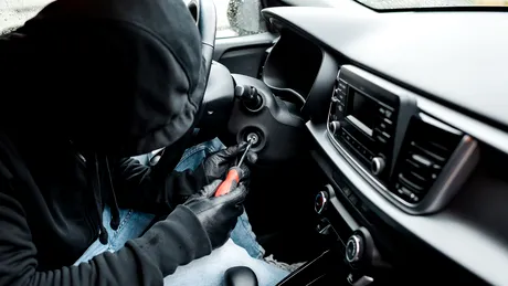 Hoții n-au plecat cu mașina, dar au lăsat pagube în urmă. Ce poate acoperi asigurarea CASCO