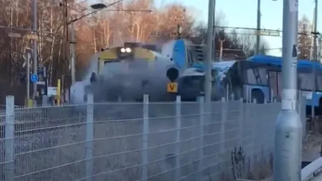 Accident devastator. Momentul în care un tren de călători lovește un autobuz