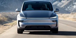 Tesla cheamă în service peste 20.000 de modele din cauza farurilor prea puternice