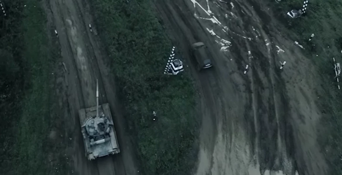 VIDEO | Un Duster „special” se întrece cu tancul rusesc T-80 pe teren accidentat