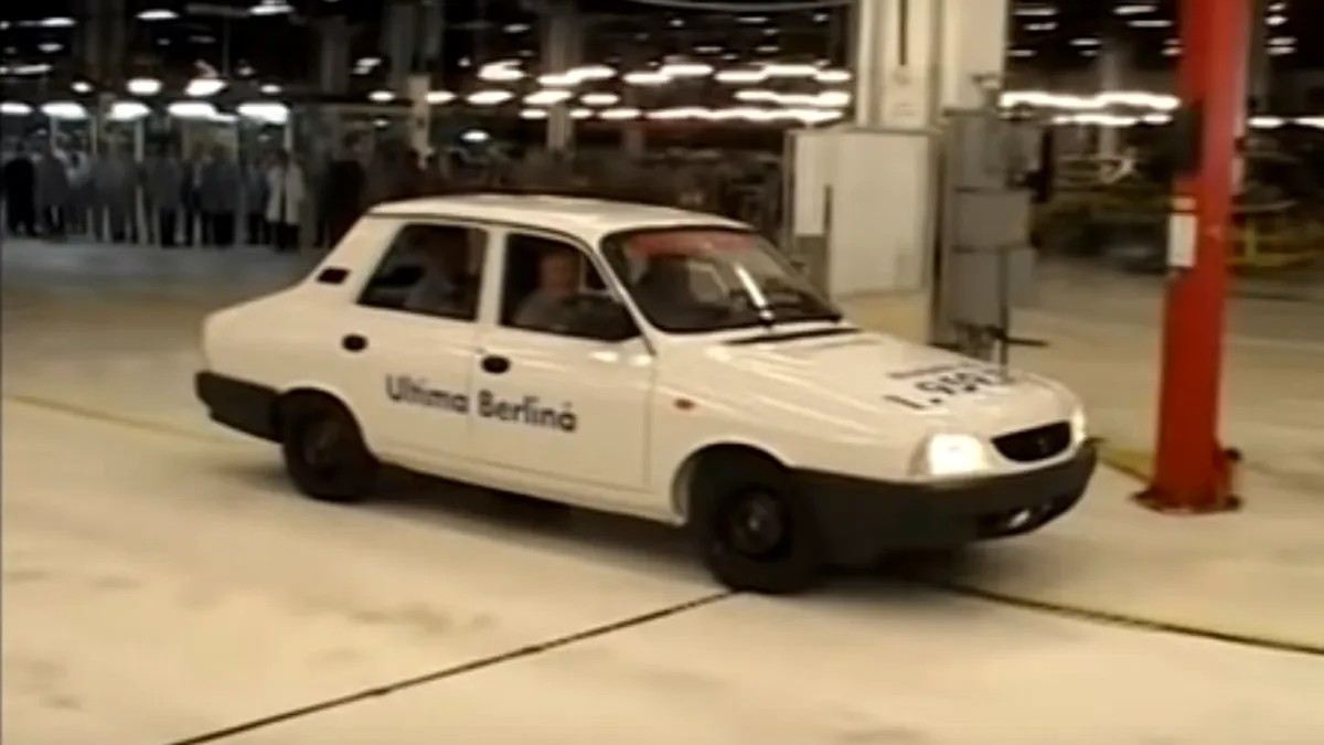 Imagini cu ultima Dacia 1300 ieșind de pe linia de asamblare - VIDEO