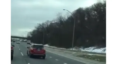 O şoferiţă face una din cele mai demente curse pe o autostradă [VIDEO]