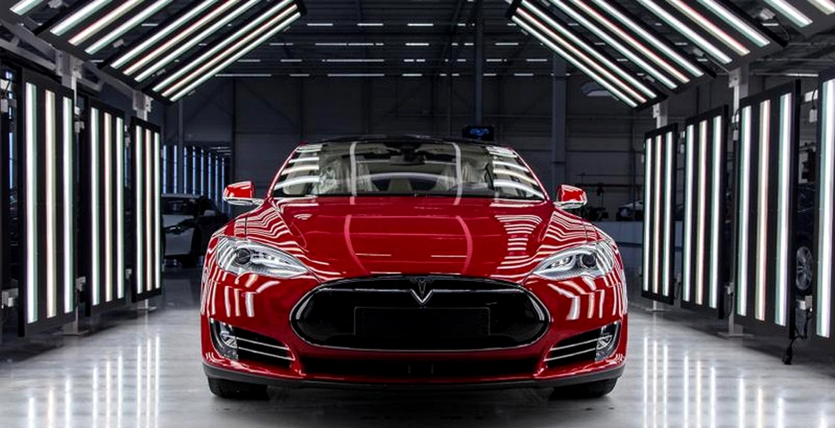 Tesla recheamă în service 90.000 de maşini