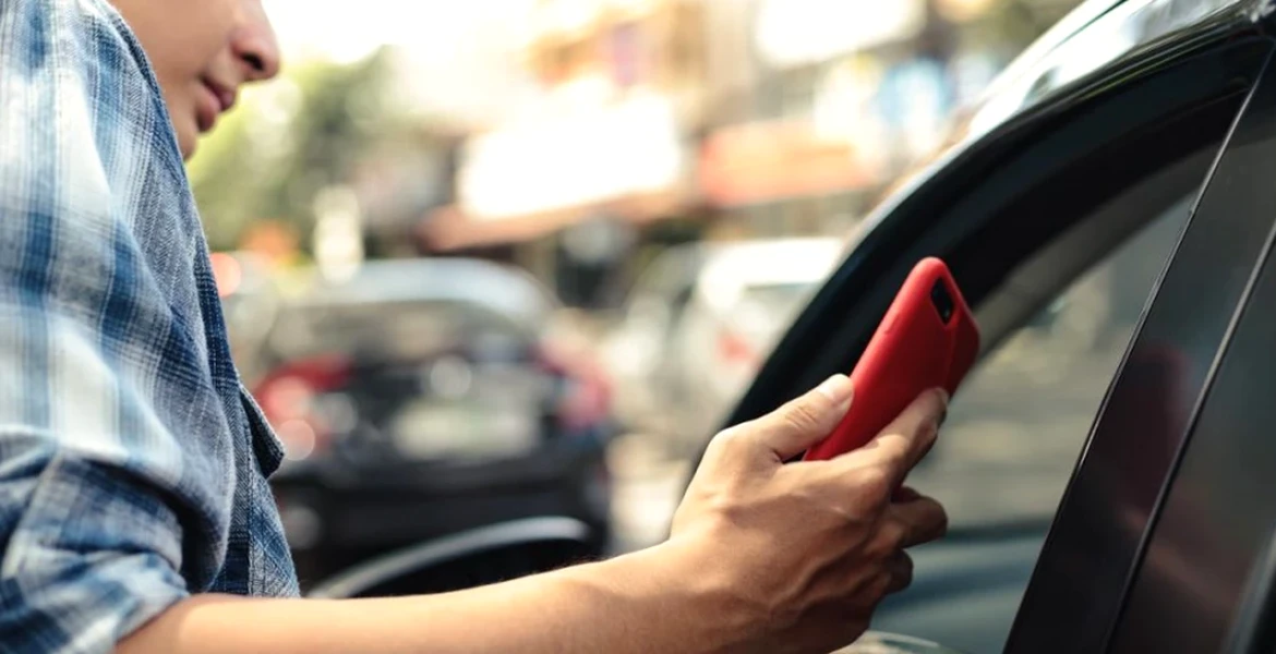 Proiect de lege. Șoferii de Uber și Bolt ar putea circula pe benzile dedicate transportului în comun