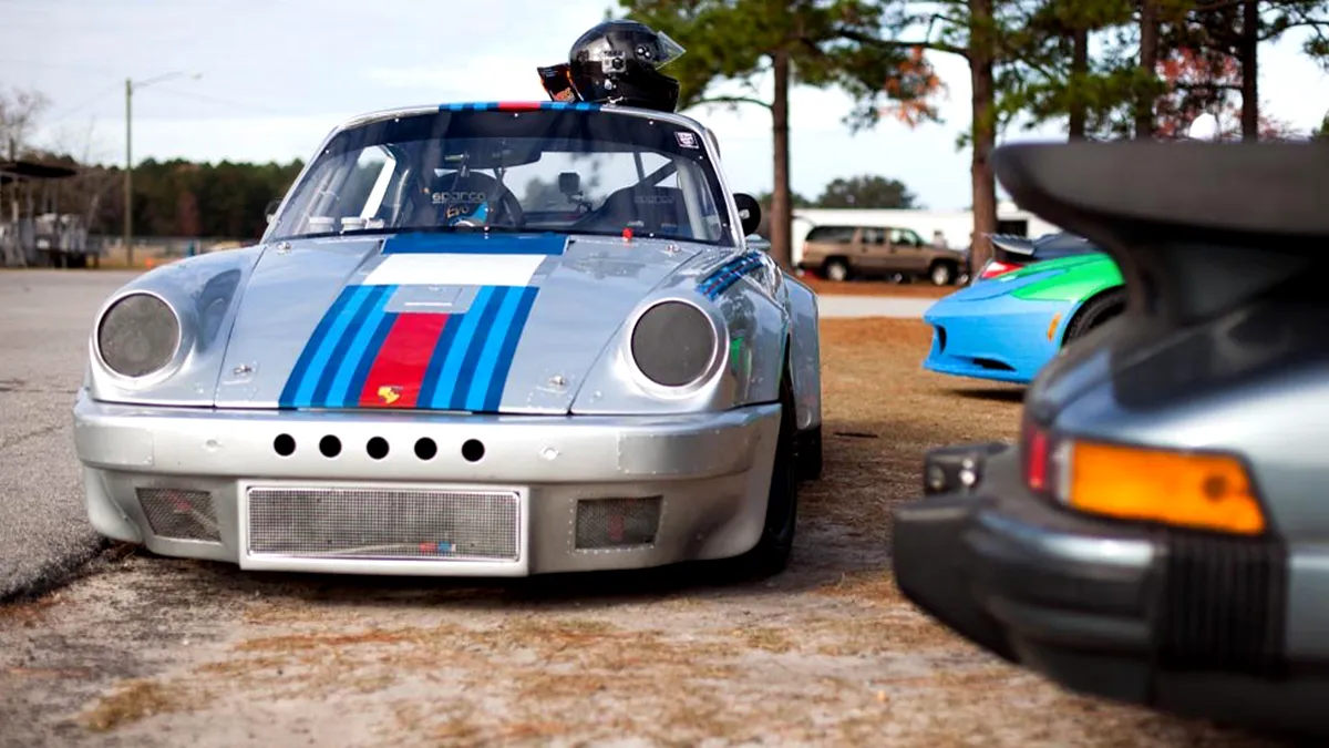 Oameni şi maşini: Porsche 911 transformat în model de curse