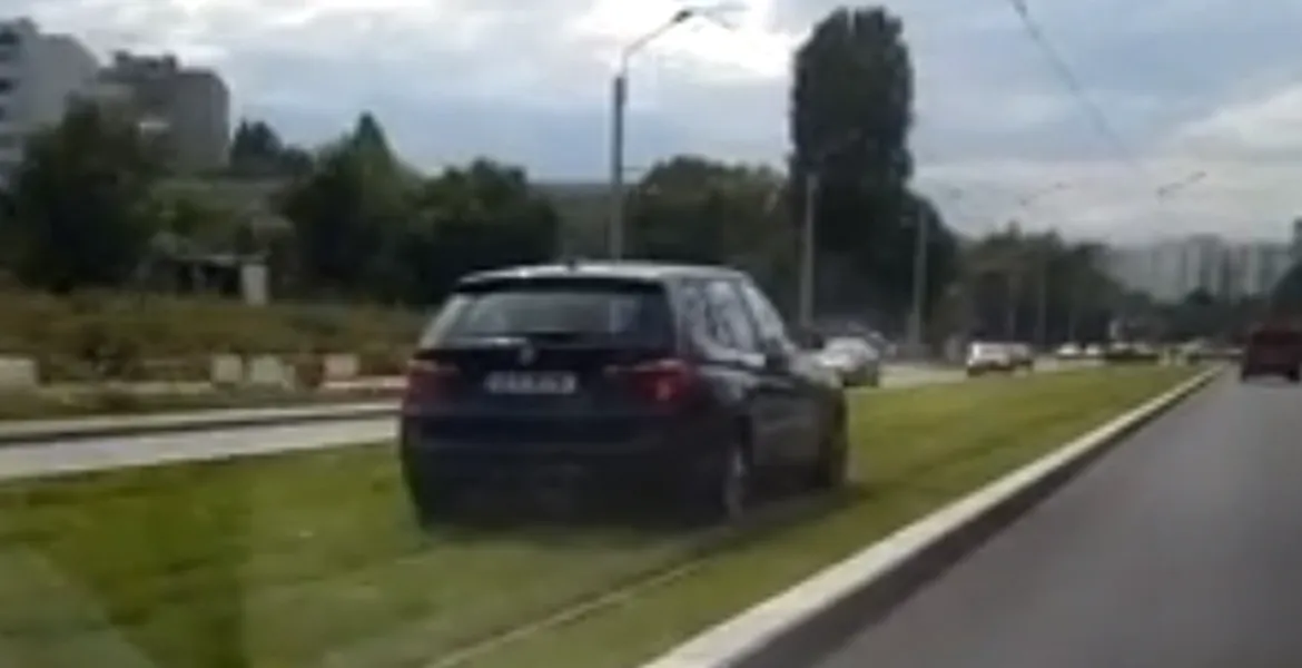 Linia verde din TITAN e pentru tramvai, nu pentru şmecherii cu BMW – VIDEO