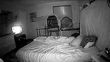 O ieșeancă a ascuns o cameră de supraveghere în dormitorul matrimonial. După ce a văzut ce se întâmpla în lipsa ei, a sunat la Poliție