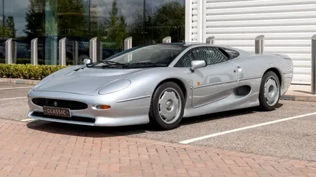 O mașină din colecția sultanului din Brunei este scoasă la vânzare: un Jaguar XJ220 cu 4.300 de kilometri la bord