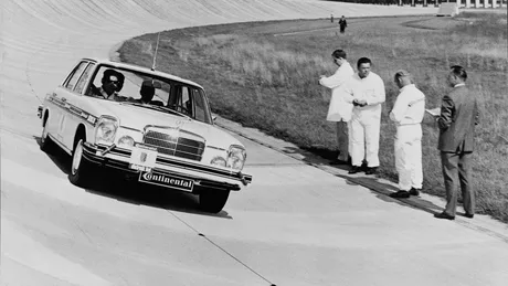 Continental a testat prima maşină fără şofer în 1968. „În viraje înclinate, cu o fantomă la volan