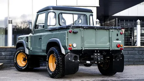 Kahn Design vine cu un look de băiat rău pentru Land Rover Defender pick-up