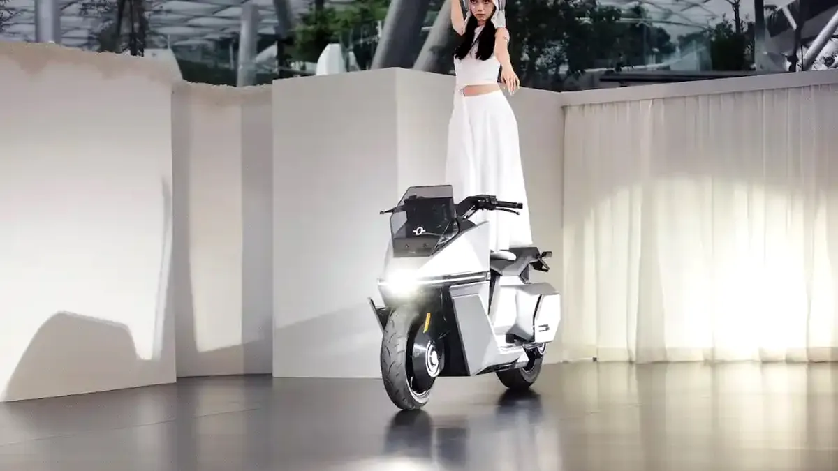 Prima motocicletă electrică cu auto-echilibrare din lume intră în producție