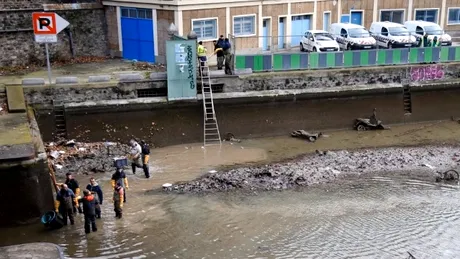 Vehicule fascinante descoperite la curăţarea unui canal de apă -  VIDEO
