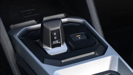 Greșeala pe care mulți șoferi o fac când parchează o mașină automată. Ce trebuie să faci înainte să selectezi „Park”
