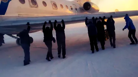 Pasagerii unei linii aeriene din Siberia şi-au împins propriul avion. Ca să nu întârzie. VIDEO