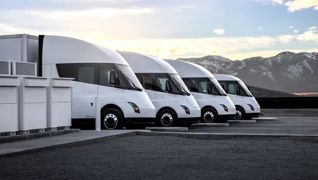 <span class='prepend'>Video</span> | Jay Leno conduce camionul Tesla. Bateria sa are o durată de viață de peste 1,5 milioane de kilometri