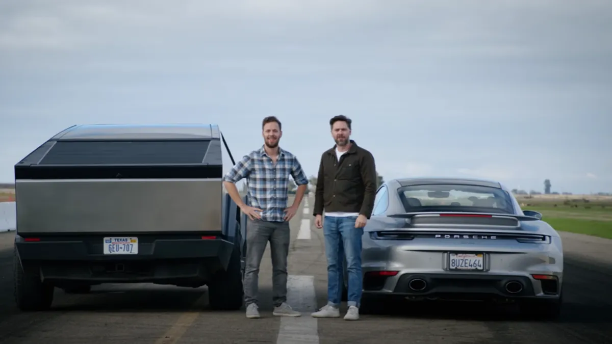 Tesla Cybertruck VS Porsche 911 Turbo S: Cine câștigă cursa dintre electric și termic - VIDEO