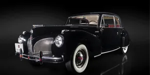 Țiriac Collection le dă întâlnire pasionaților auto la POLI AutoFEST 2026. Două modele istorice vor putea fi admirate în cadrul evenimentului, într-o selecție ce reflectă eleganța clasică americană și rafinamentul designului scandinav