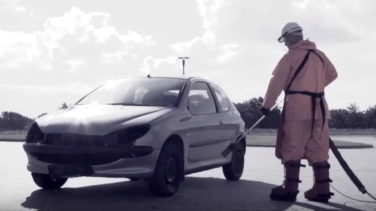 Cum arată un Peugeot 206 după o spălare cu un compresor de 3.000 de bari - VIDEO