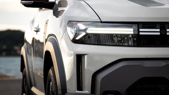 Trebuie să ai farurile pornite și pe timpul zilei? Ce spune Codul Rutier în 2026?