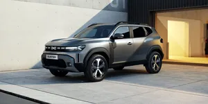 EXCLUSIV – Cu cât s-au scumpit mașinile începând din 1 august? Dacia, Ford, Kia și Hyundai deja și-au adaptat prețurile la noua cotă TVA / Operatorii de taxi pregătesc și ei majorări