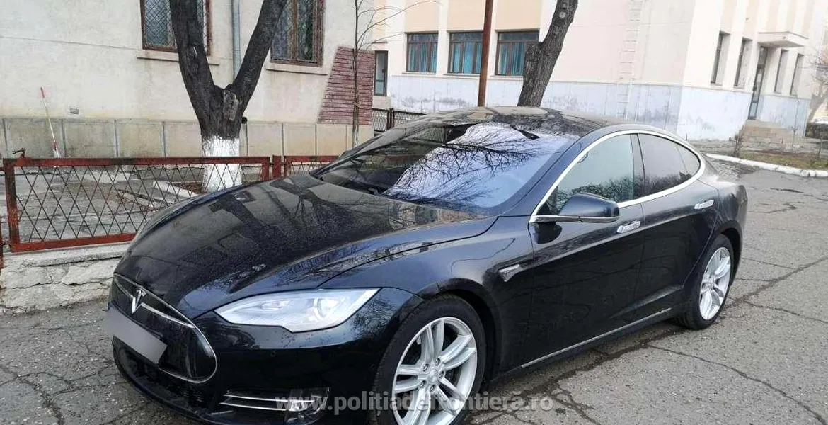 Un ieșean a rămas fără maşina sa Tesla. Polițiștii i-au ridicat mașina direct din trafic