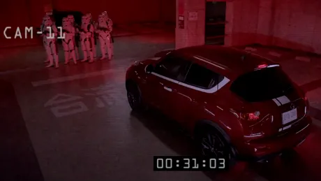 Nissan Juke se luptă cu Stormtrooperi şi Darth Vader. 3 X VIDEO