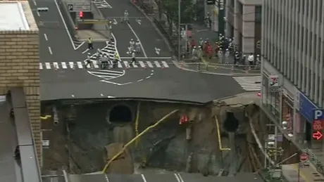 Uite groapa, nu e groapa. 2 minute de forţă în care japonezii repară un crater cât China [VIDEO] 