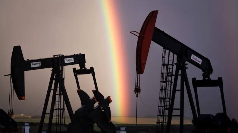 Petrolul trece din nou de 100 de dolari pe baril. Motorina din România este deja aproape de 11 lei/litru