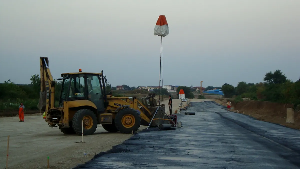 3,3 kilometri de autostradă în 4 luni. S-a turnat primul strat de asfalt din Autostrada Urbană 