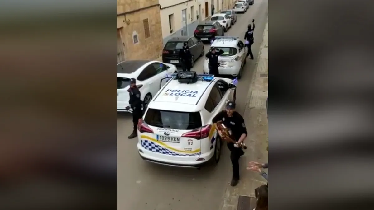 Cum îi distrează polițiștii pe spaniolii aflați în carantină sau în izolare?