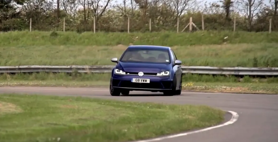 VW Golf R vs. BMW M235i, într-un comparativ semnat Chris Harris. VIDEO