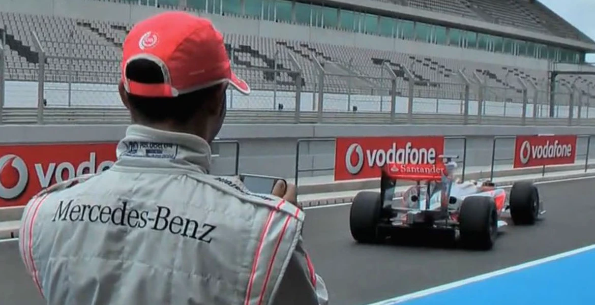 Lewis Hamilton conduce o maşină de F1 prin telefon