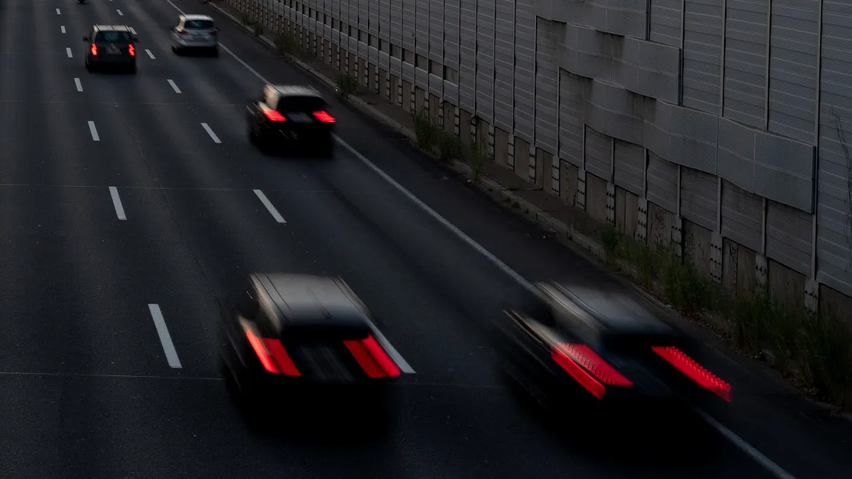 Circulația pe un drum cu 3 benzi: Cine are prioritate? Regula care se aplică în 2025