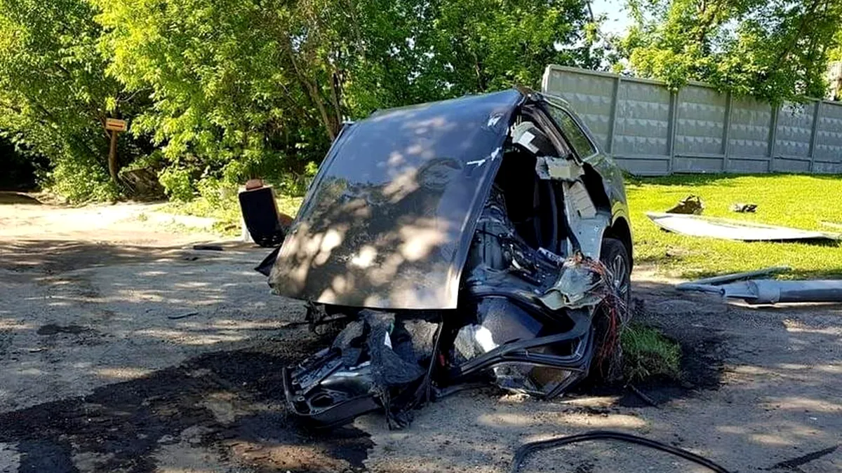Un Audi Q7 s-a rupt în două în urma unui accident violent, dar şoferul a scăpat nevătămat - VIDEO