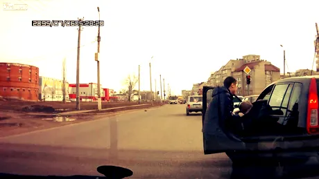 VIDEO. Cum să reacţionezi când vezi un şofer beat punând în pericol vieţile altora