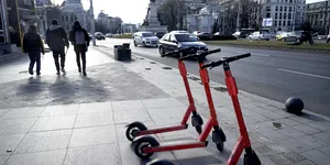 Primăria Capitalei propune noi reguli pentru închirierea de trotinete electrice. Sunt propuse restricții de vârstă și zone în care să fie interzise