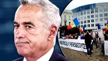Zeci de oameni s-au strâns în fața Parlamentului European, la protestul pentru susținerea lui Călin Georgescu. Susținătorii își strigă nemulțumirea și cer eliberarea fostului prezidențiabil: „Noi l-am votat, voi l-ați arestat!”