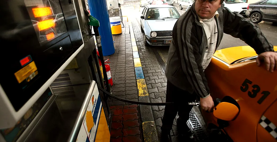 Benzina a depăşit din nou pragul de 5 lei pe litru. Cât din această sumă sunt taxe şi impozite