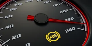 2025: Ce sancțiune riști dacă circuli cu martorul ABS aprins? Regula pe care puțini șoferi o cunosc