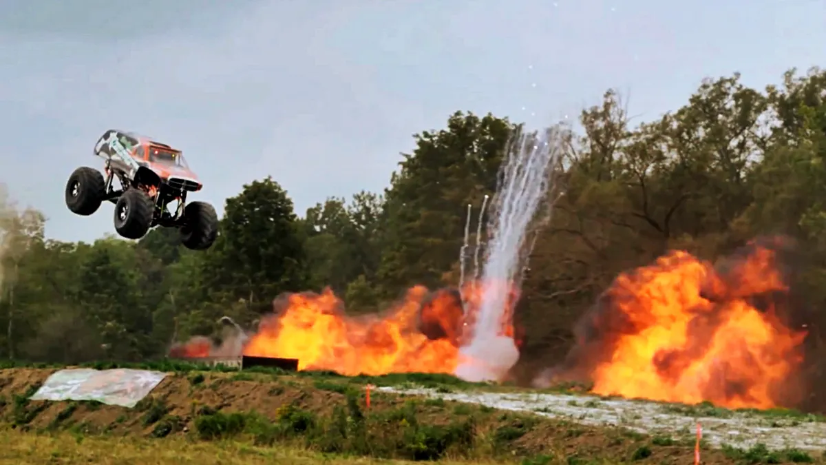 Săritură-record cu un monster-truck: 72,2 metri. VIDEO