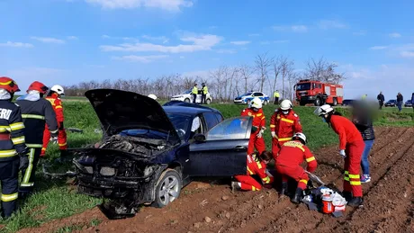 O șoferiță a scăpat cu viață după ce a intrat într-un cap de pod. La ce viteză s-a blocat acul vitezometrului? VIDEO