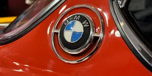 <span class='prepend'>Foto |</span> BMW Art Car vine pentru prima dată în România. Prima mașină din această serie, proiectată de Alexander Calder în 1975, expusă la București