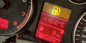 De 50 de lei nu mai poți pune nici măcar 6 litri de benzină sau motorină. Carburanții din România s-au scumpit încă o dată