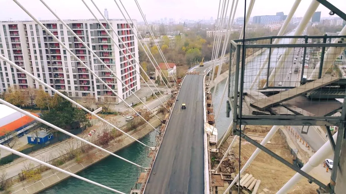 S-a turnat primul strat de asfalt pe podul Ciurel - Galerie FOTO