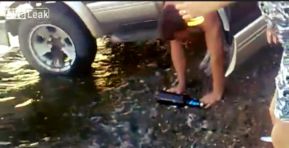 Cum să ajungi cu maşina în lac, în timp ce-ţi scoţi berea din apă… VIDEO