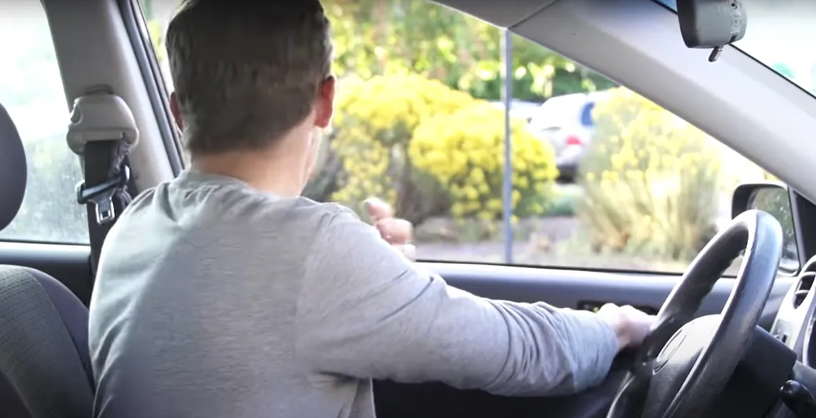 VIDEO. Învață să deschizi portiera folosind metoda „olandeză”