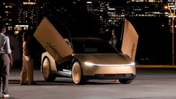 Un avion de marfă al Amazon a ieșit de pe pistă, oprindu-se la doar câțiva metri de o flotă de robotaxi-uri Tesla Cybercab