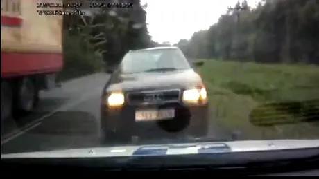 CE STUPID: un Audi s-a ciocnit cu maşina de poliţie!