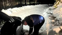 Au urmat GPS-ul spre Peștera Scărișoara și au ajuns blocați în zăpadă. Doi tineri din Cluj, salvați de jandarmii montani